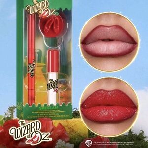 SheGlam The Wizard of Oz Lip Liner in Vibrant Red